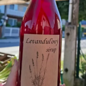 Fľaša levanduľového sirupu pri našom stánku