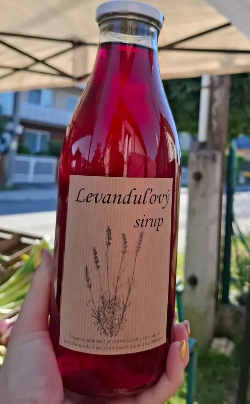 Fľaša levanduľového sirupu pri našom stánku
