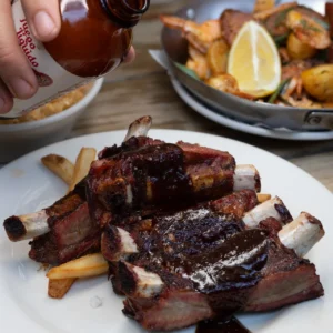 Ilustračná fotografia: BBQ omáčka na pečených rebierkach
