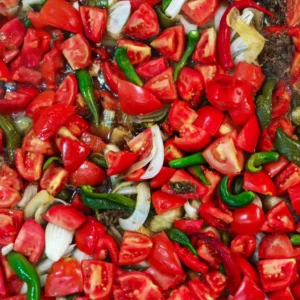 Ilustračná fotografia: nakrájaná paprika a rajčiny