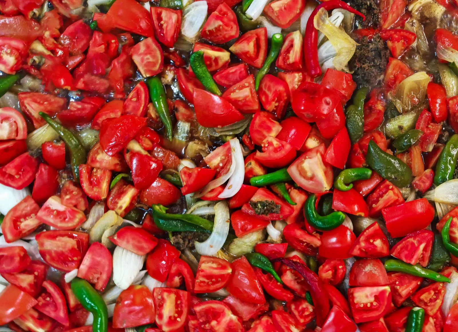 Ilustračná fotografia: nakrájaná paprika a rajčiny